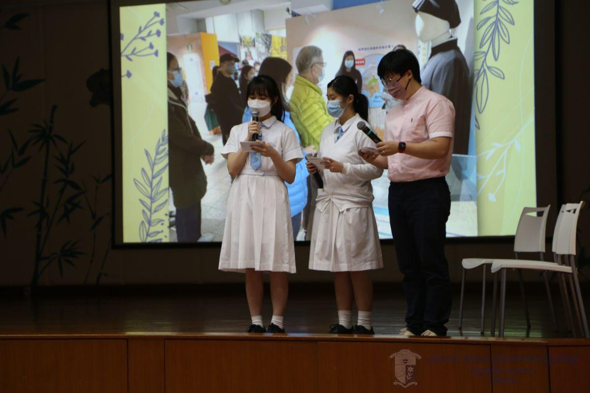 老師與同學介紹「蘭桂騰芳」展覽