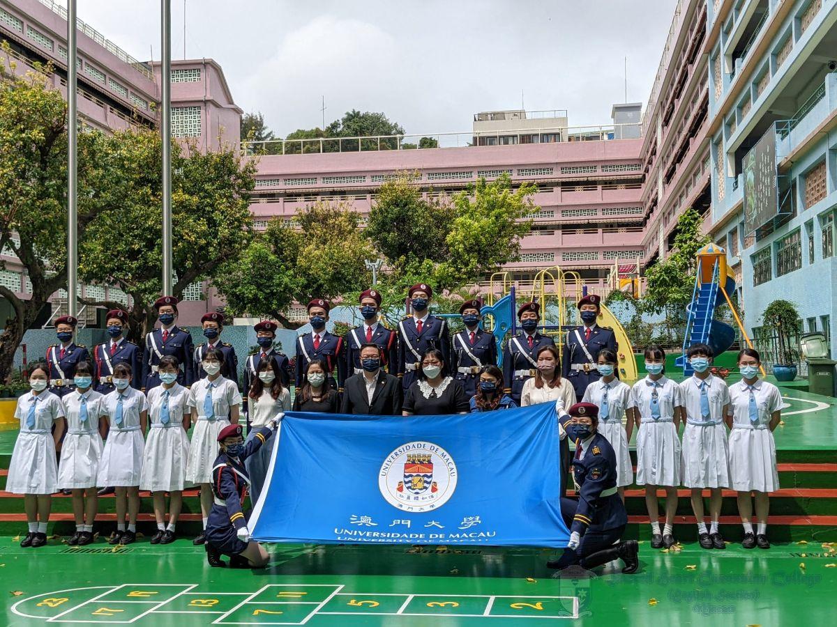 本校師生代表與澳門大學代表及國旗儀仗隊成員合照