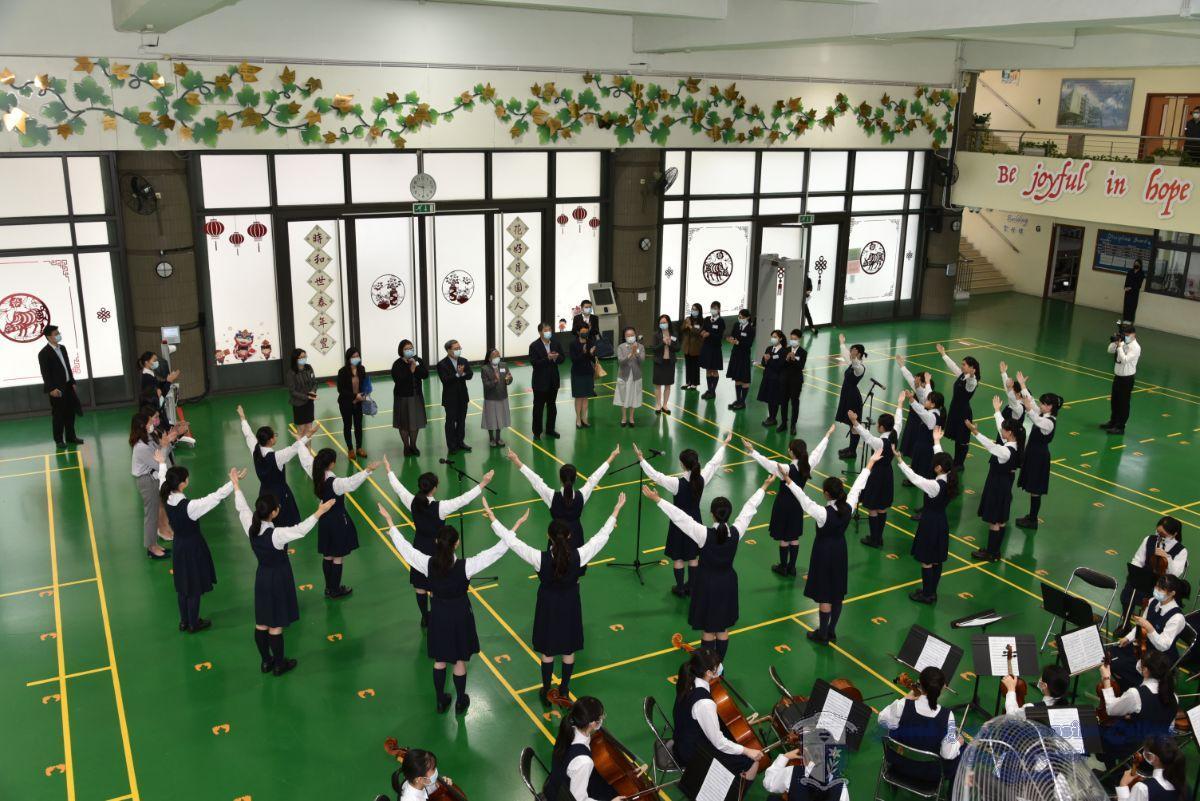中學歌詠團及管弦樂團為大家獻上歡欣鼓舞的樂曲