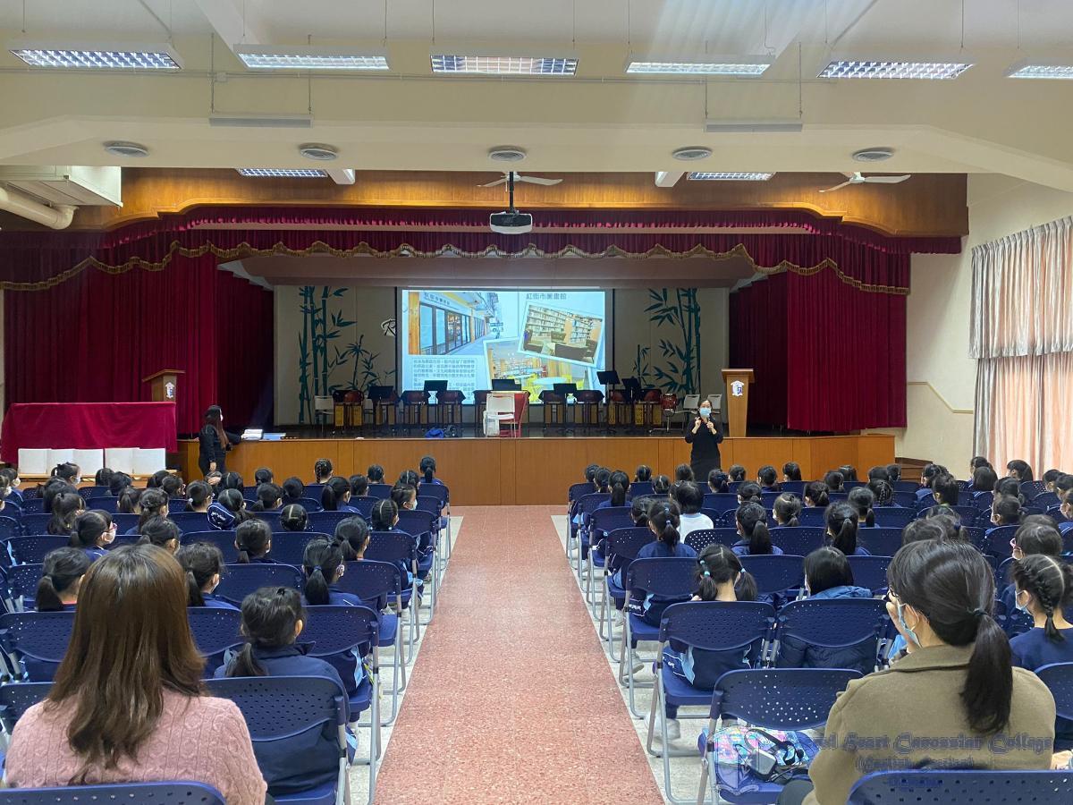 學生們專心聆聽講者介紹公共圖書館使用規則和禮儀