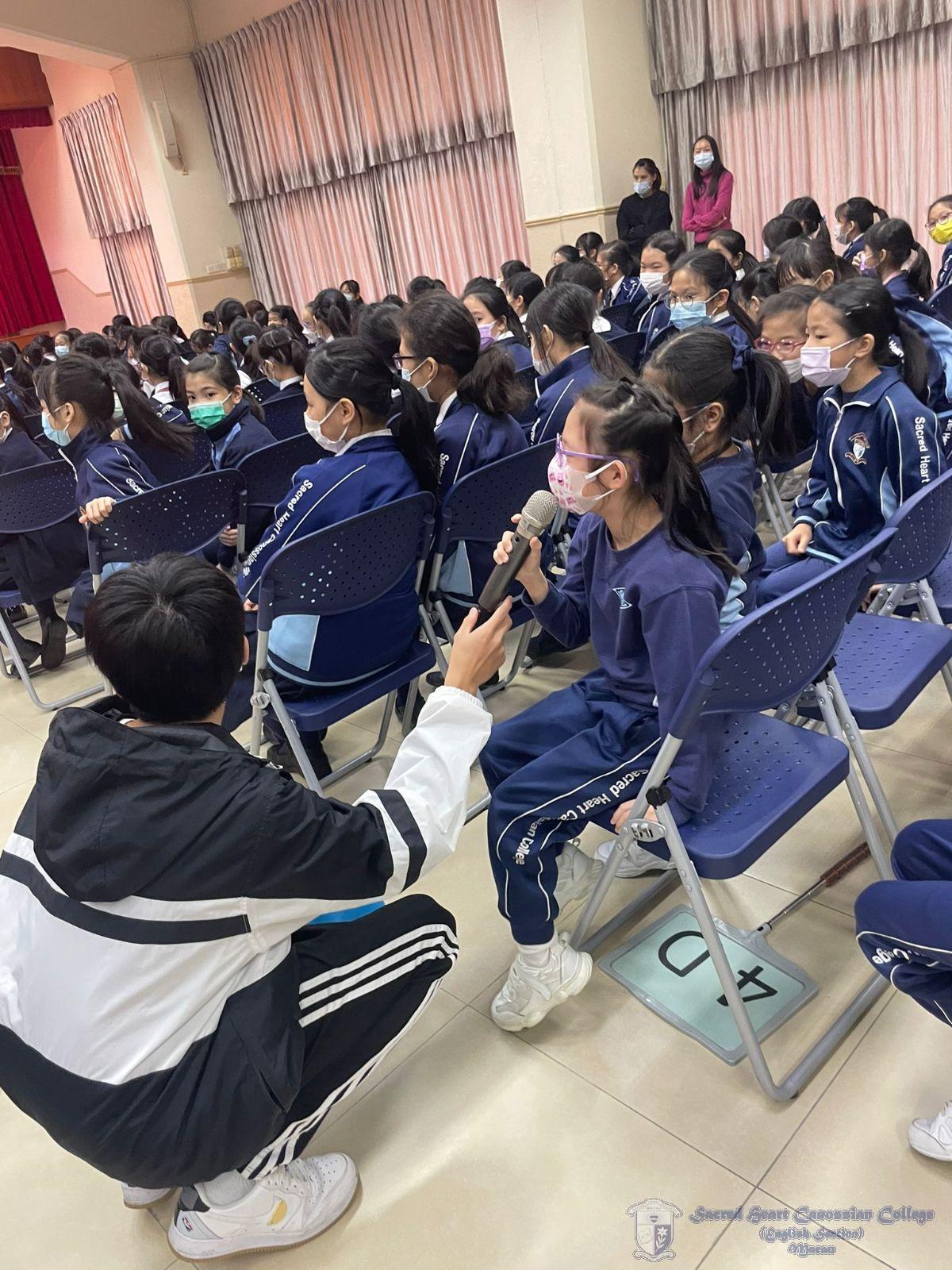 同學們踴躍回答問題