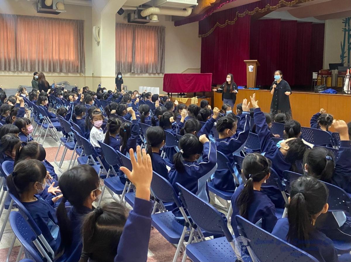 學生們踴躍回答問題