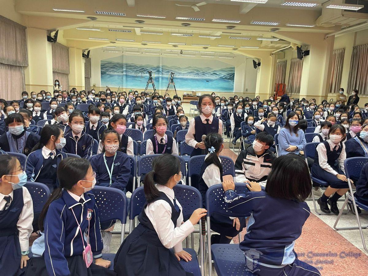 同學們積極回答問題