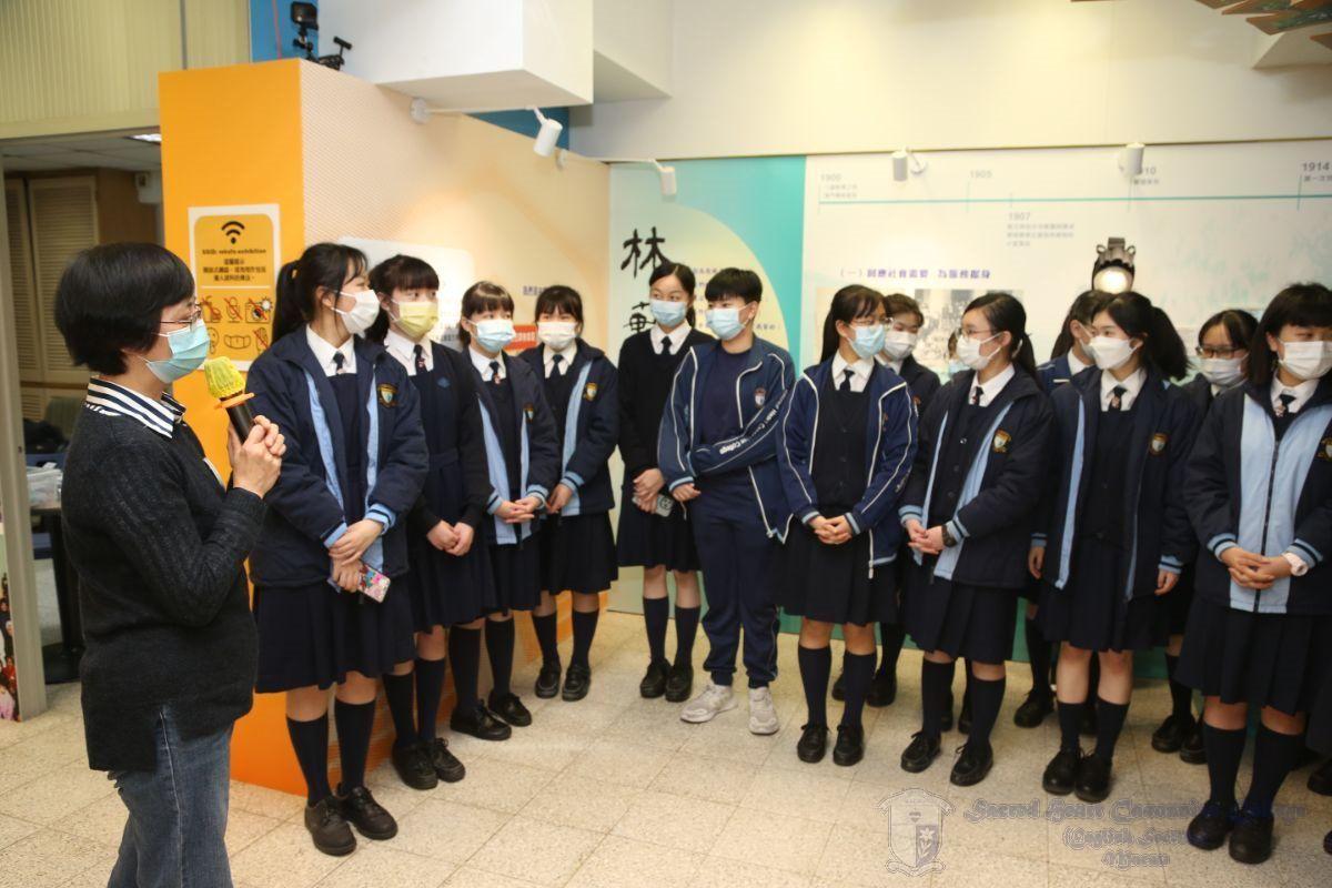 中六級同學細心聆聽導賞員講解