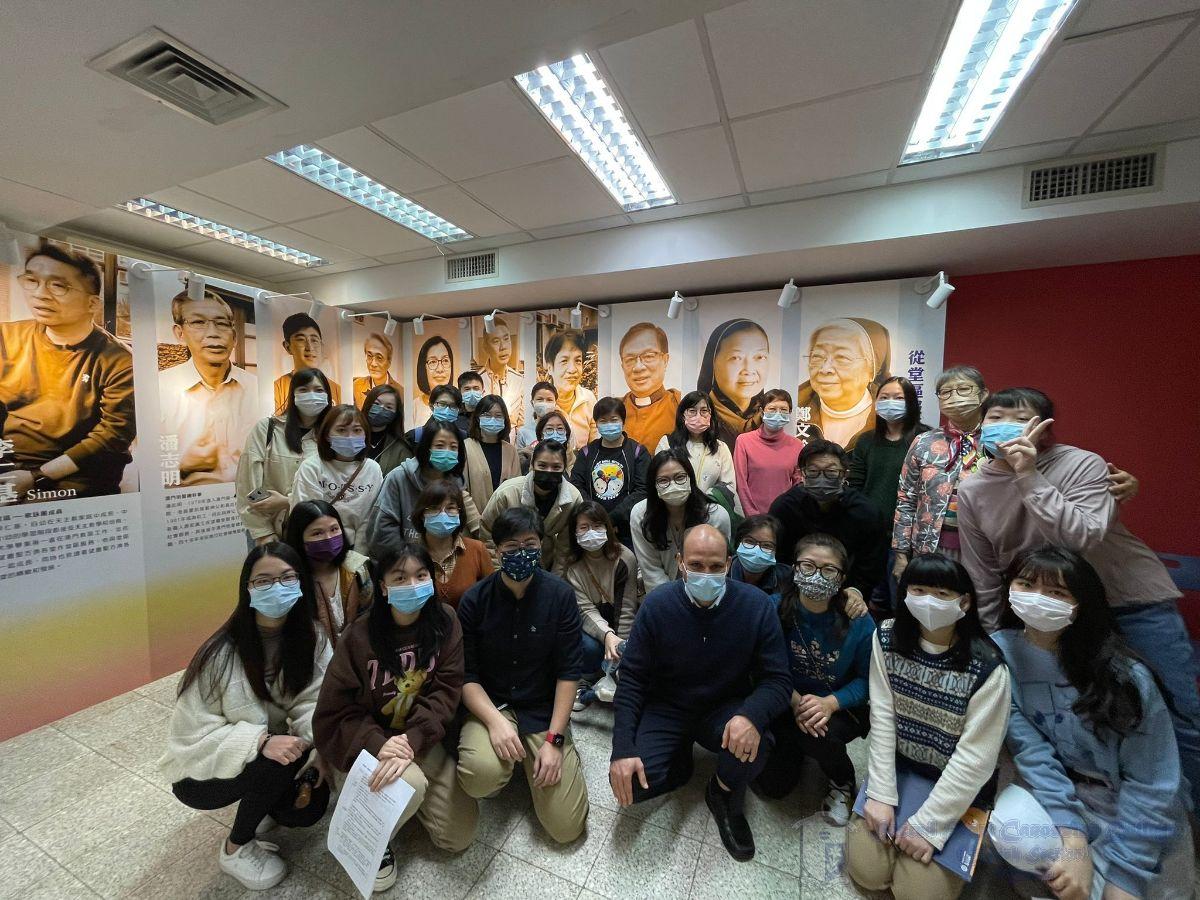 本校教師及同學於參觀後與夏子明神父合照