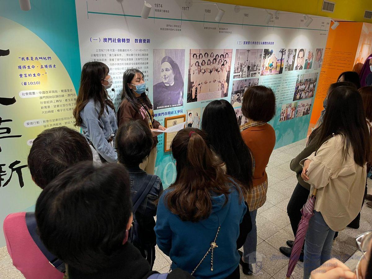 本校青年使徒為參觀者作導賞