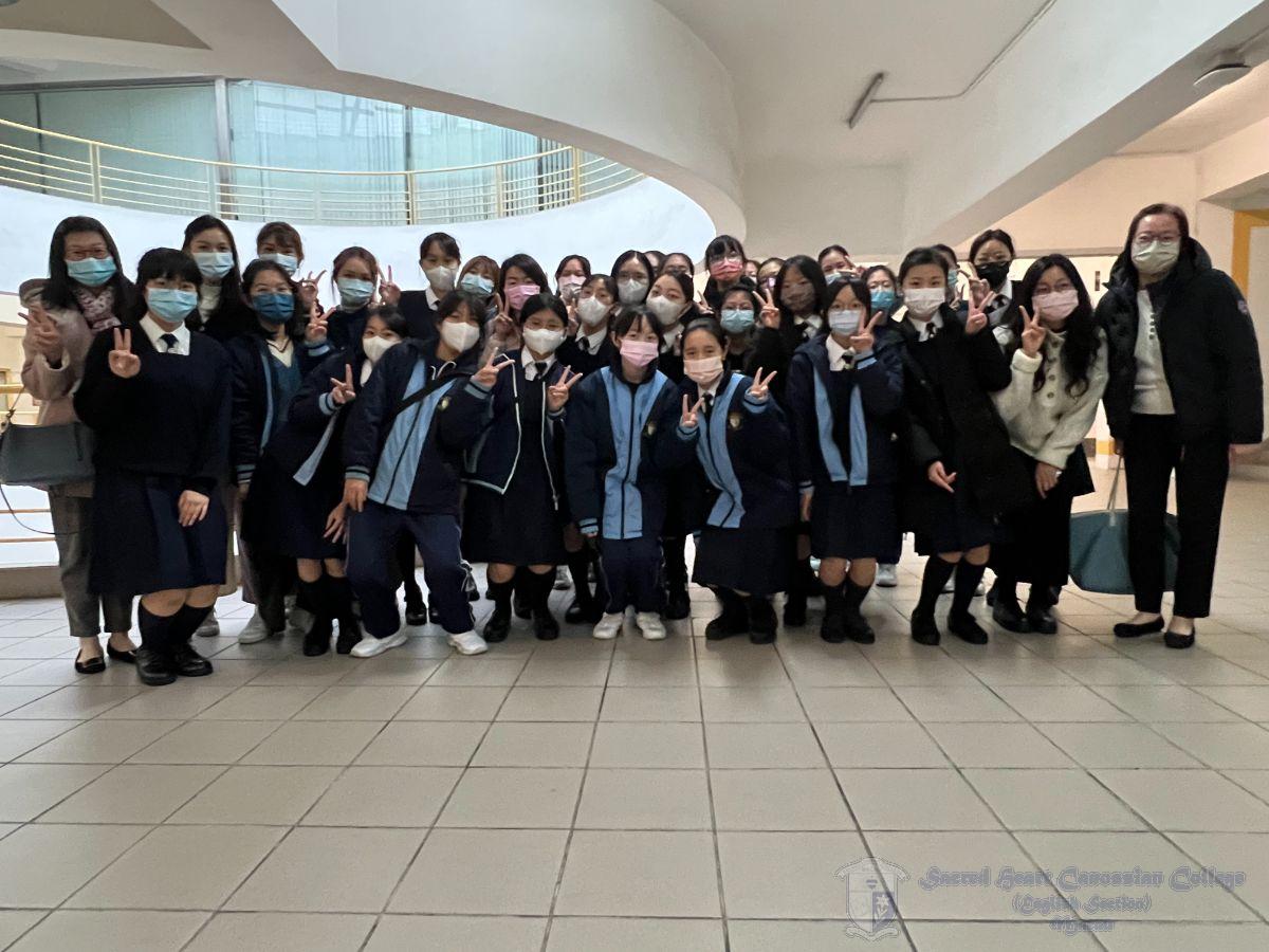 助理校長Miss Yona Vong和副校長Miss Vanessa Cheong親臨現場予以支持