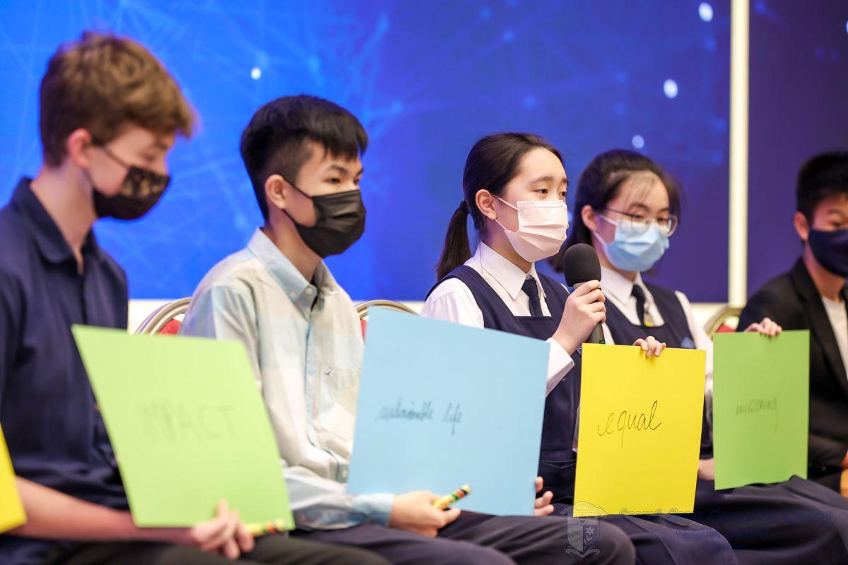 Jancy Cheong shared a word which impressed her the most in a lively discussion with the student representatives.