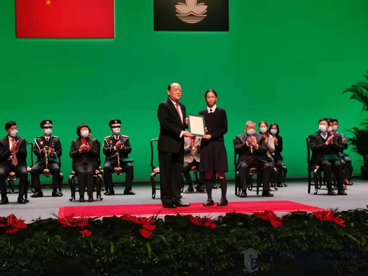 行政長官賀一誠向陳珮琳同學頒發功績獎狀