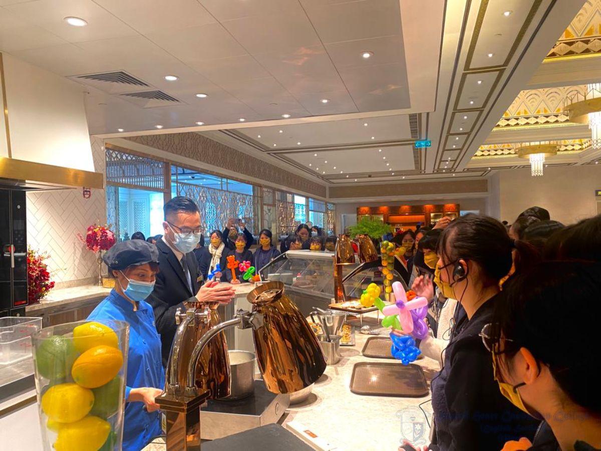 學生們觀看葡撻和港式奶茶的製作示範