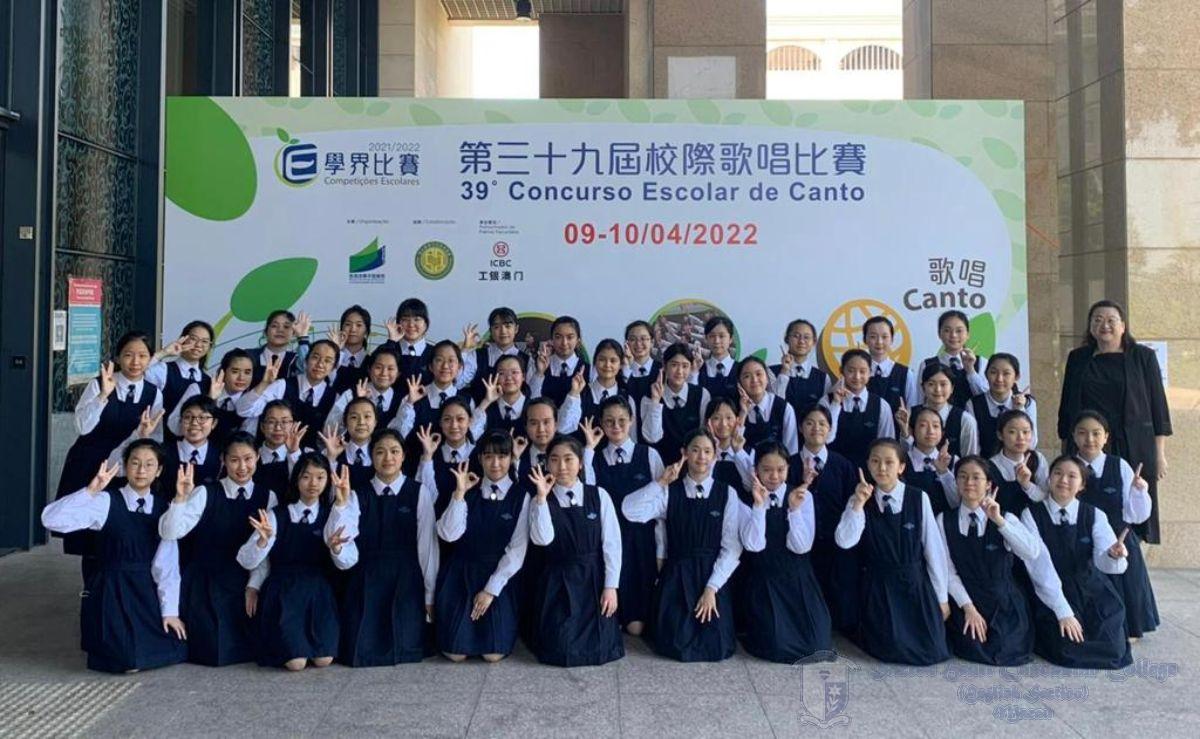 中學歌詠團與指導老師留影