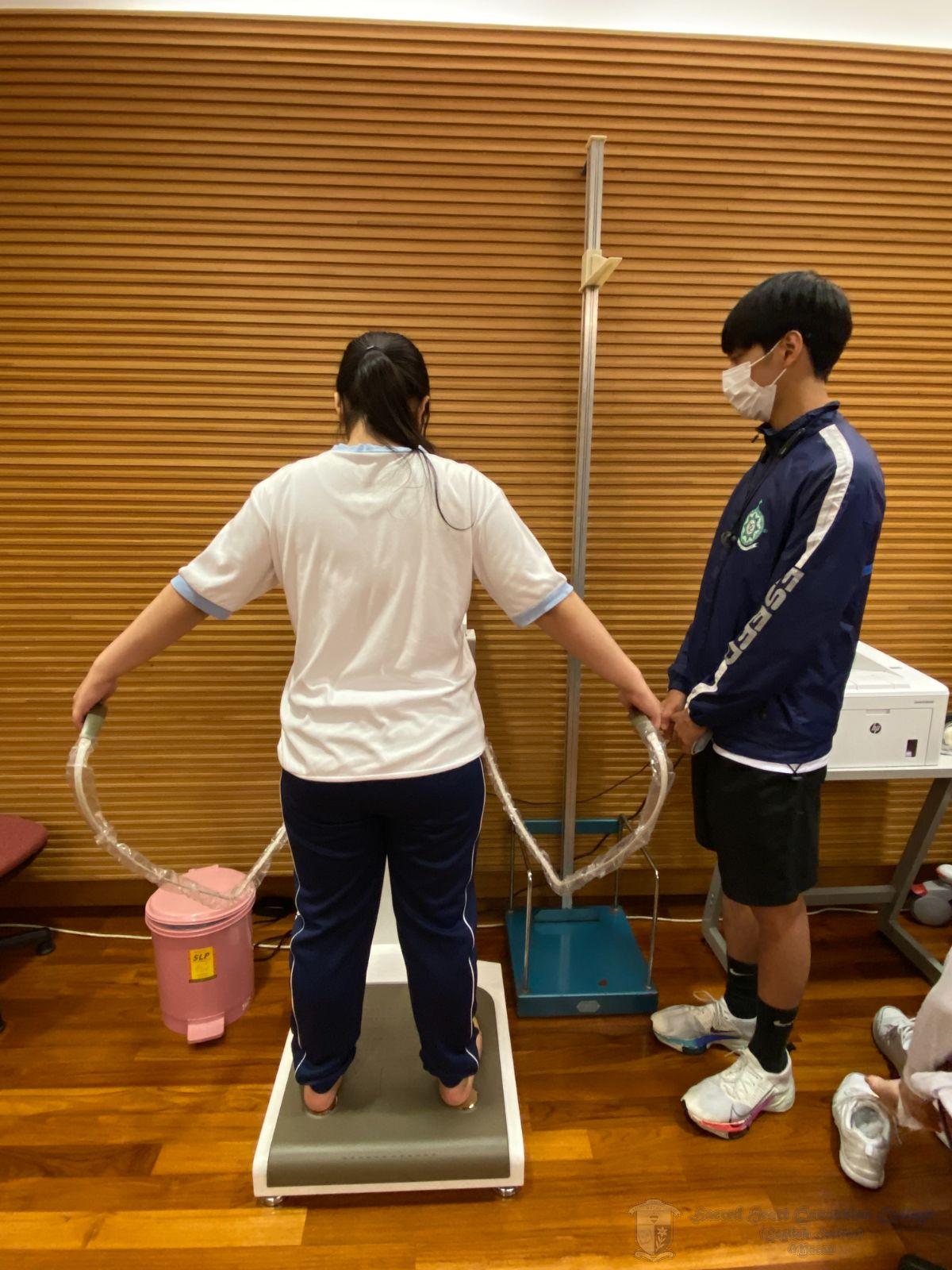 同學試用健康科學測試儀器