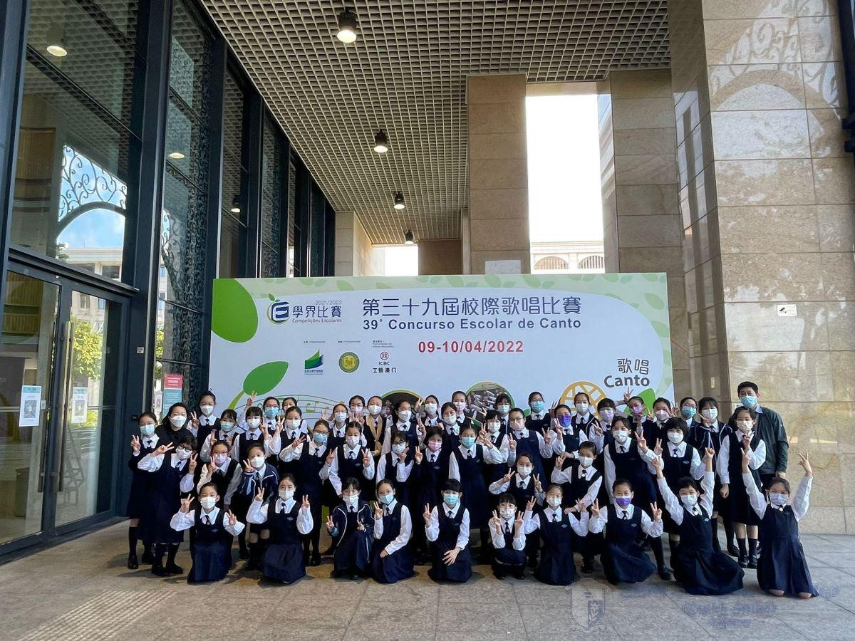 小學合唱團與指導老師留影