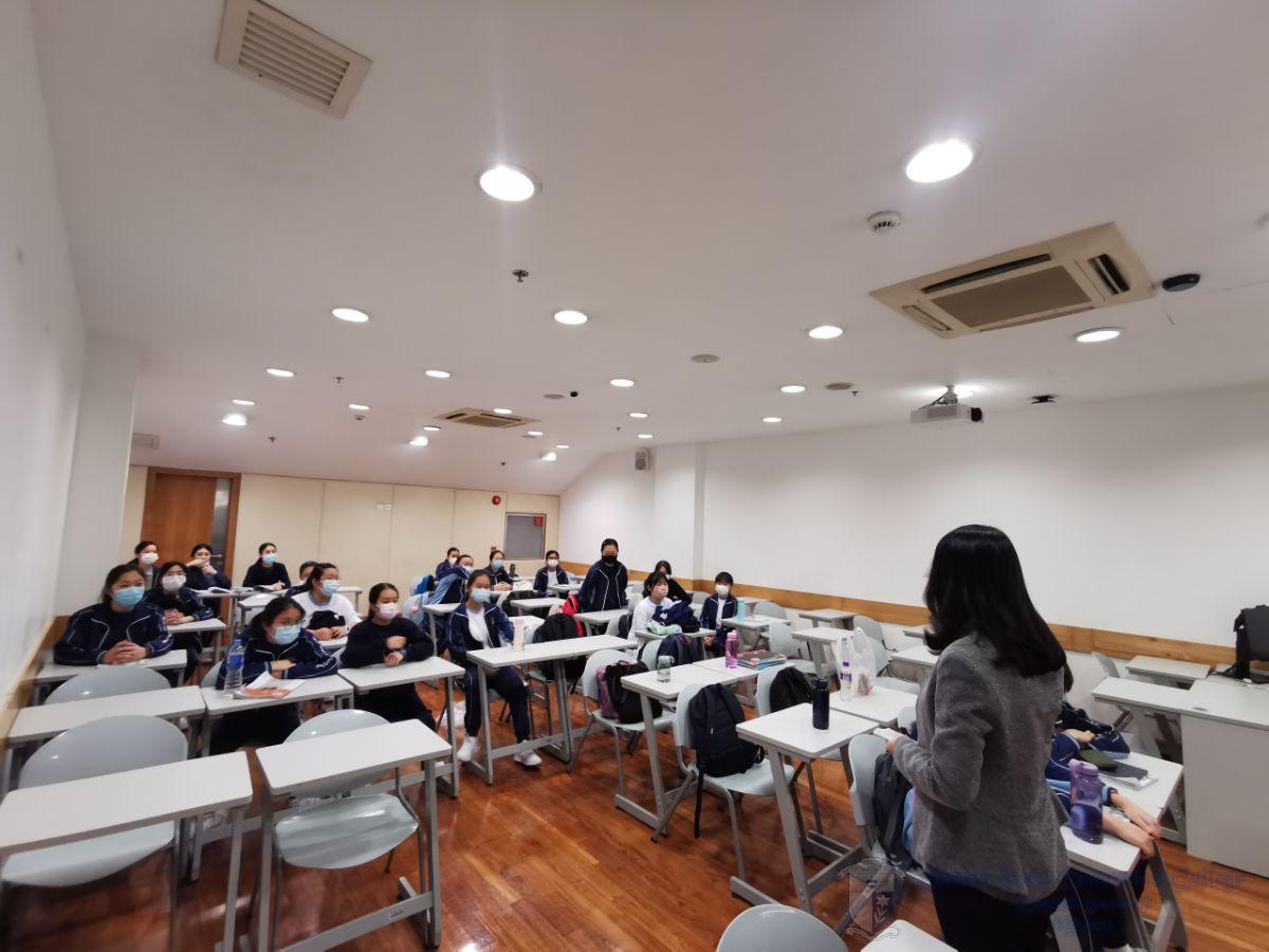 教授向同學講解健康科學