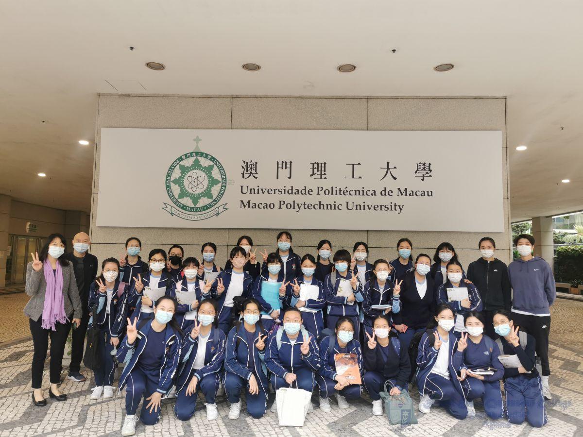 澳門理工大學健康科學及體育高等學校教授和同學大合照