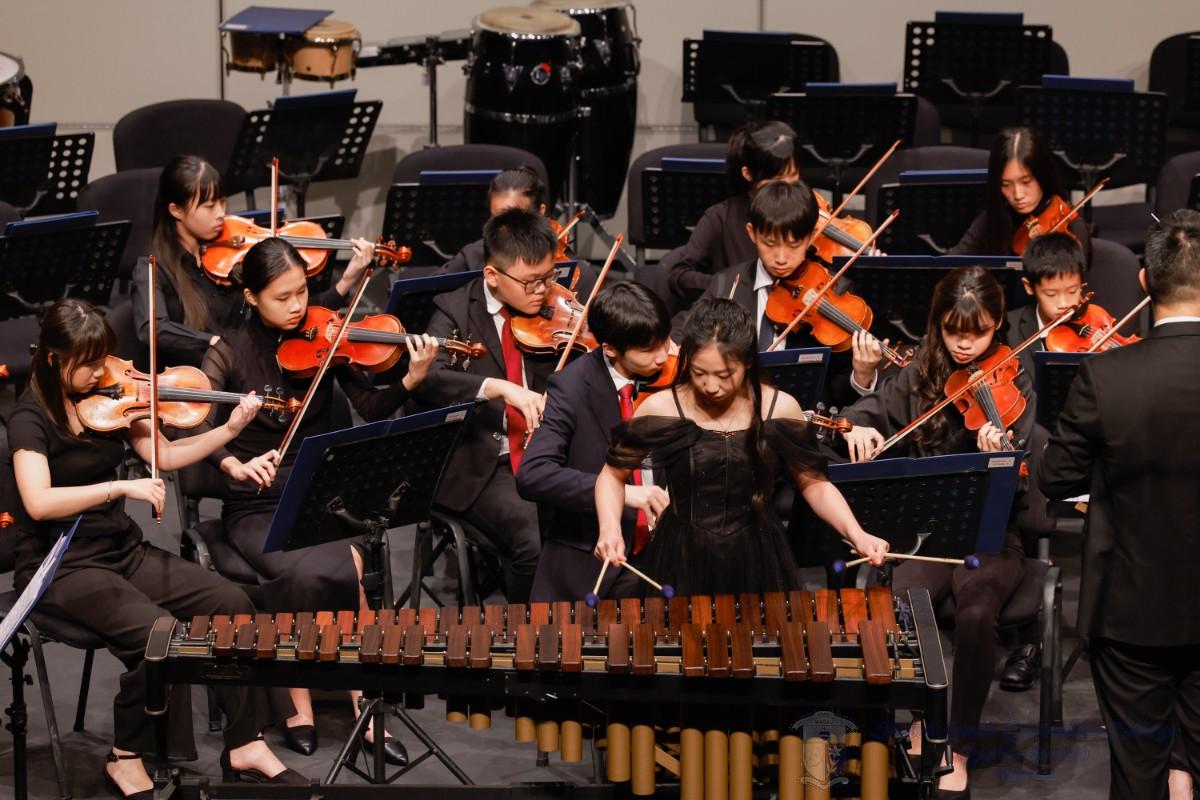 王璨瑩同學演繹節奏感十足的羅薩羅 第一號馬林巴協奏曲