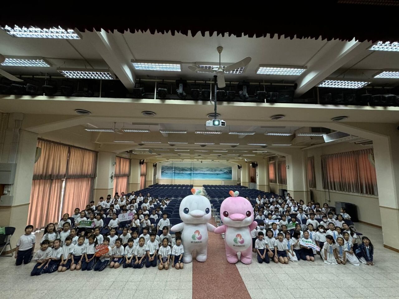 全運會快閃校園活動 學生與吉祥物合照