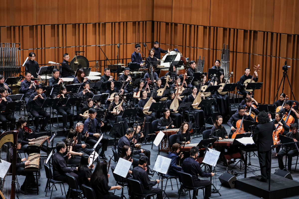 三位學生與澳門中樂團同台演出