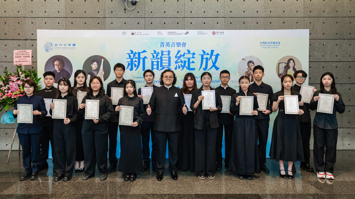 指揮胡栢端向獨奏者及樂隊成員頒發證書