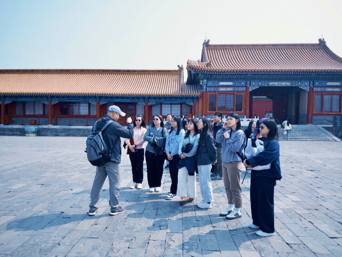 教師在北京故宮細心聆聽講解