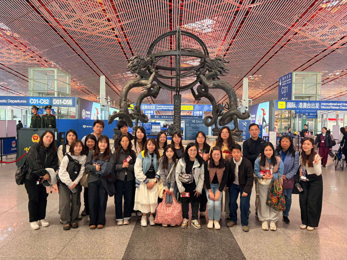 教師於北京首都機場留影，準備回澳