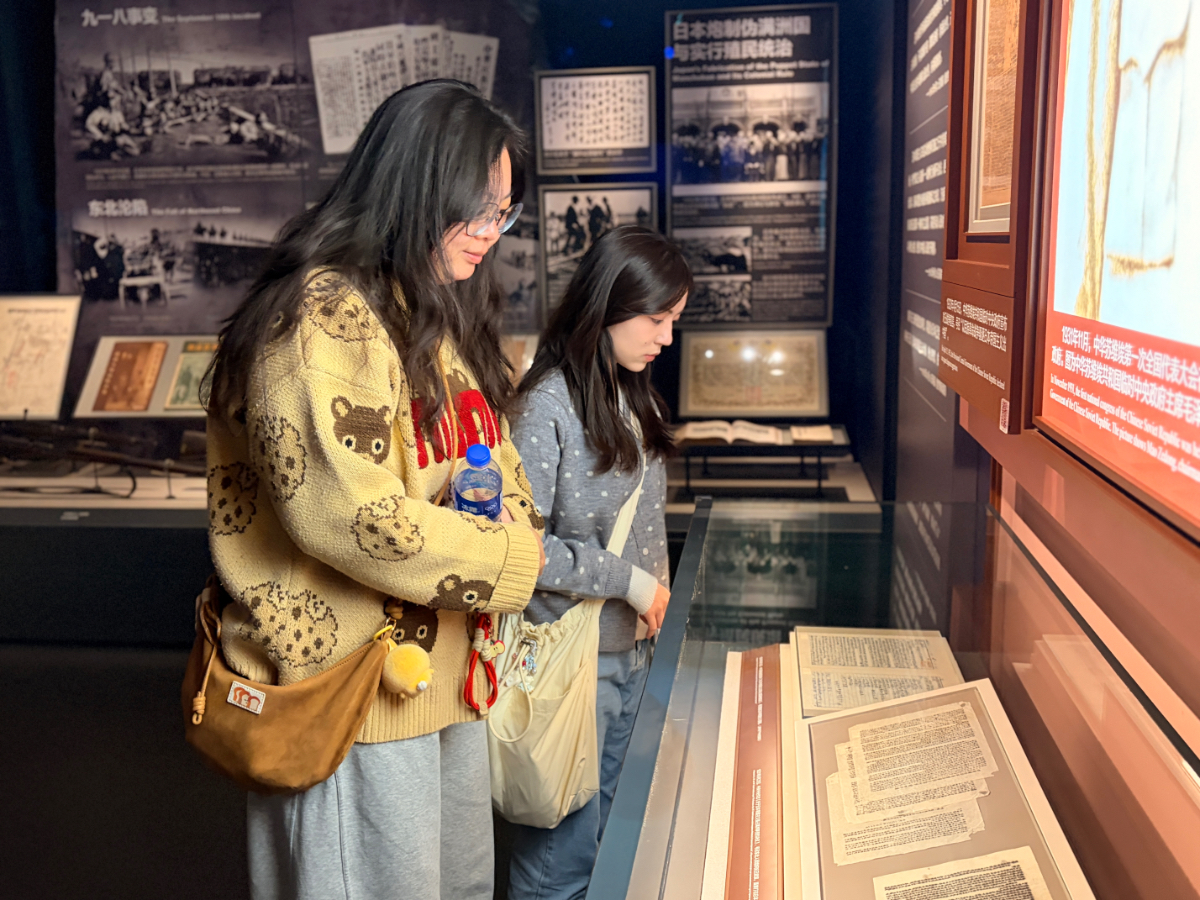 教師認真閱覽抗日戰爭紀念館文獻紀錄，感悟抗戰的艱辛