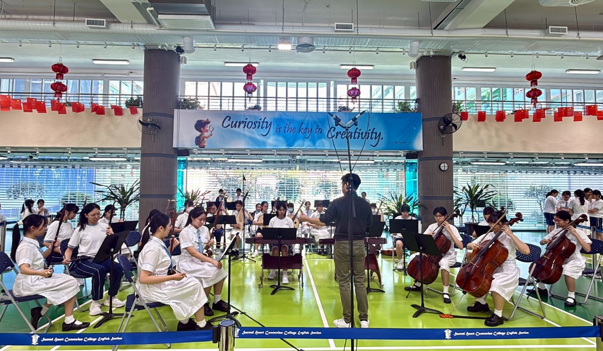 中學中樂團演奏《彩雲追月》及《花好月圓》
